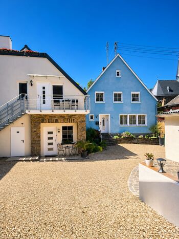 Das blaue ist ein komplettes Ferienhaus. Daneben die Wohnung oben und unten die Option zur Erweiterung Das blaue ist ein komplettes Ferienhaus. Daneben die Wohnung oben und unten die Option zur Erweiterung