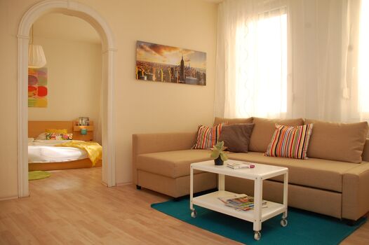 Wohnzimmer mit Schlafcouch Wohnzimmer mit Schlafcouch