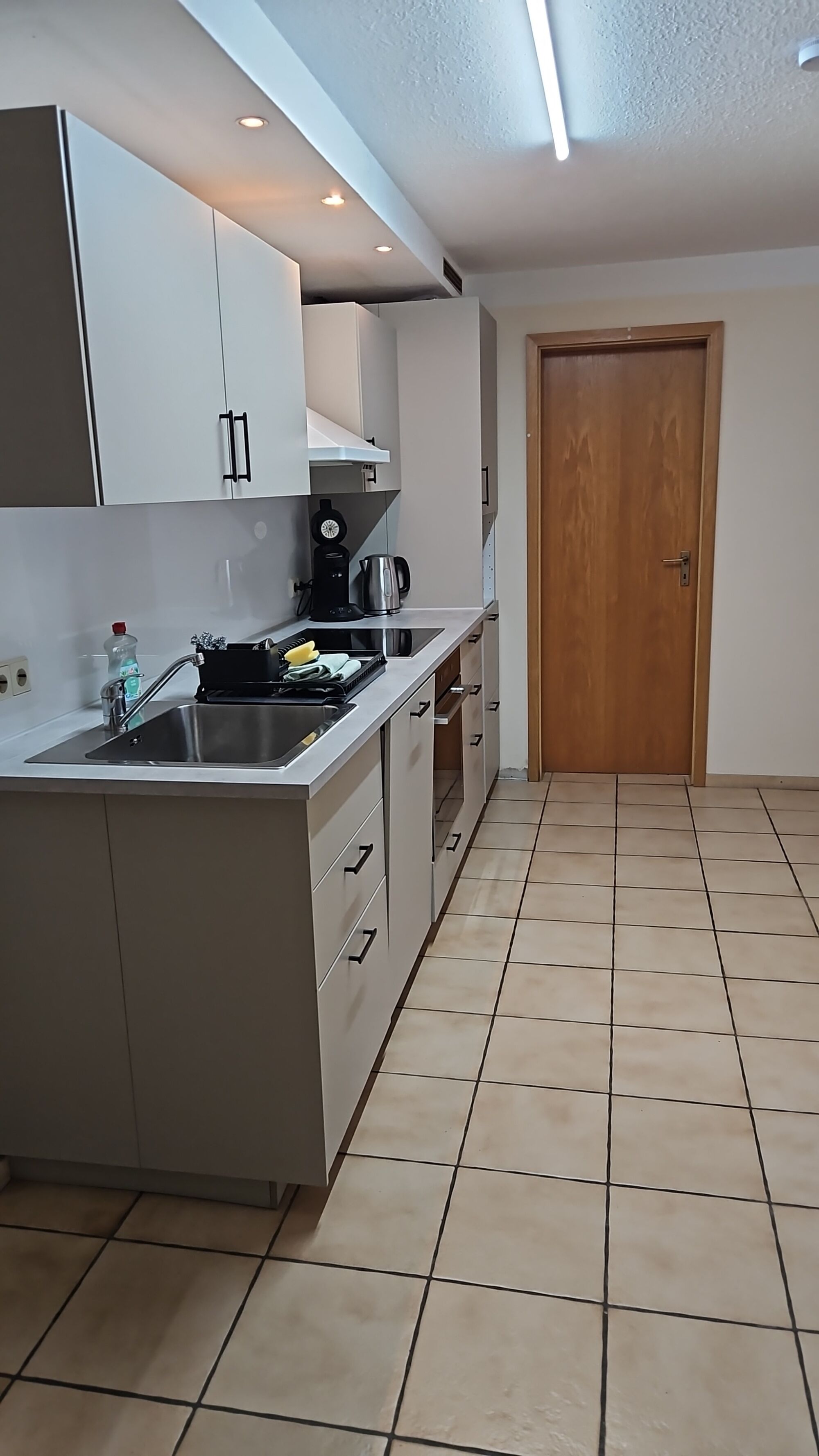 Küchenzeile mit Spülmaschine und Backofen Küchenzeile mit Spülmaschine und Backofen