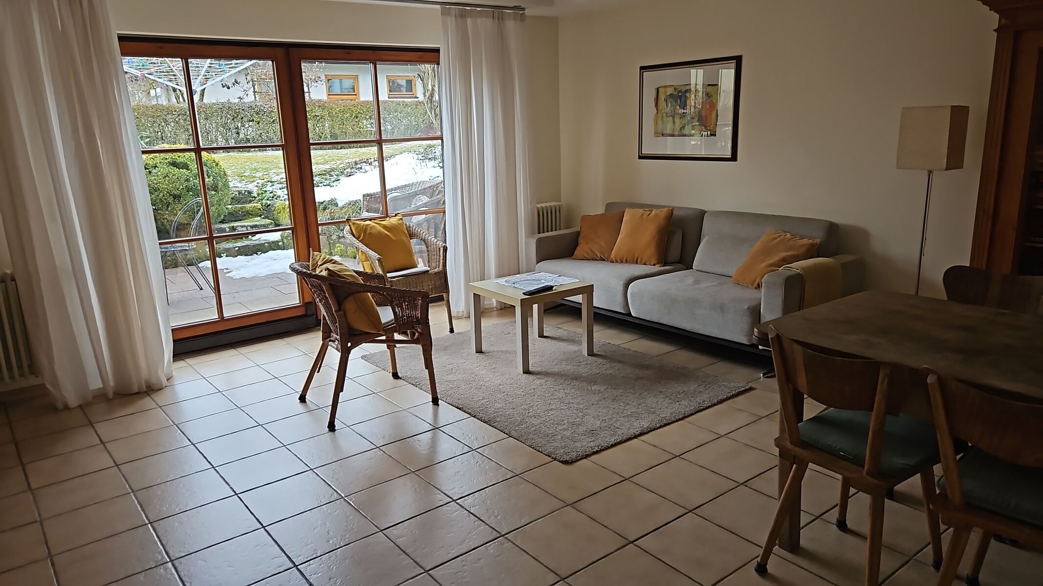 Wohnzimmer mit Zugang zur Terasse und Grillmöglichkeit Wohnzimmer mit Zugang zur Terasse und Grillmöglichkeit