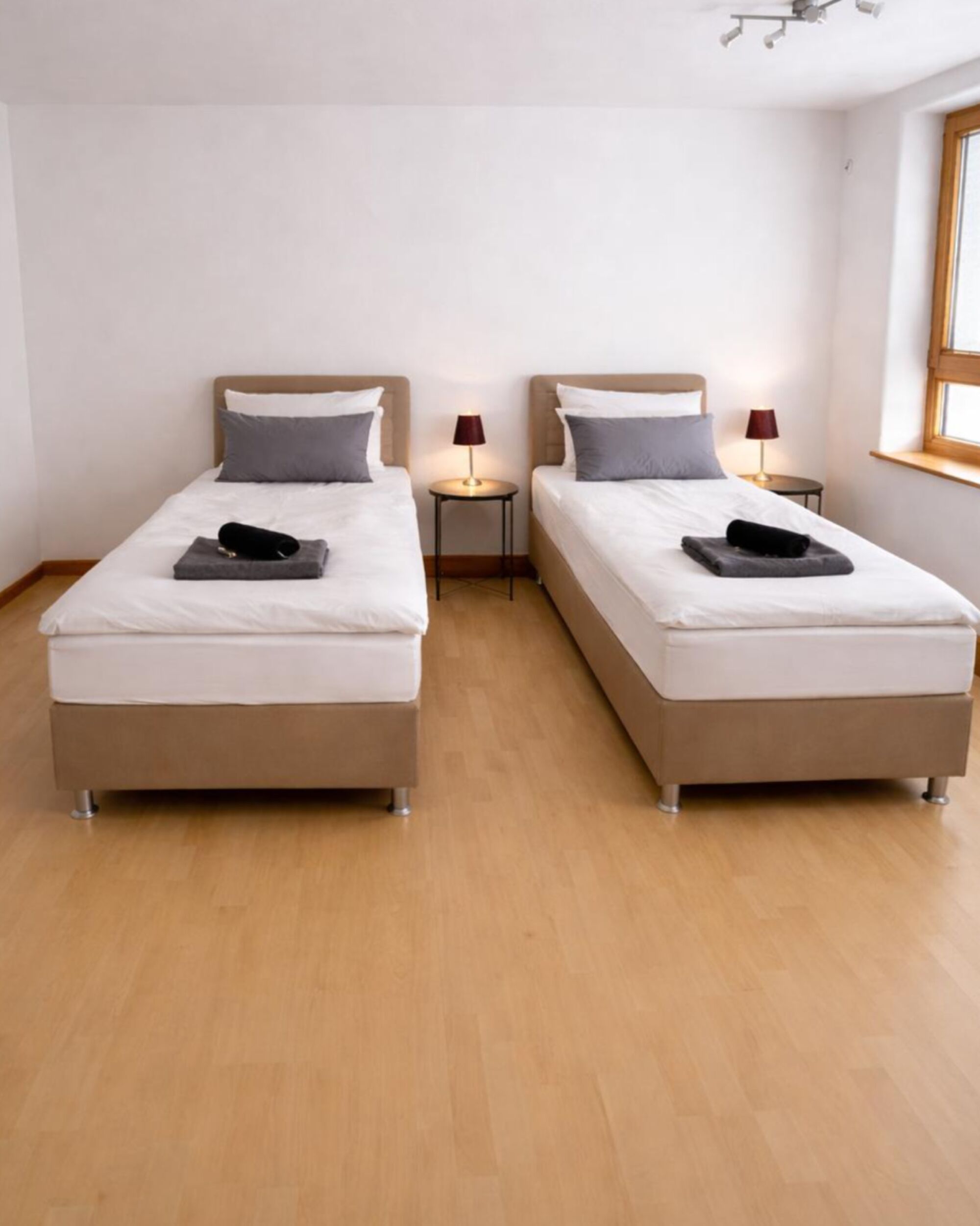 Schlafzimmer mit 2 Einzel Boxspringbetten 90x200cm Schlafzimmer mit 2 Einzel Boxspringbetten 90x200cm