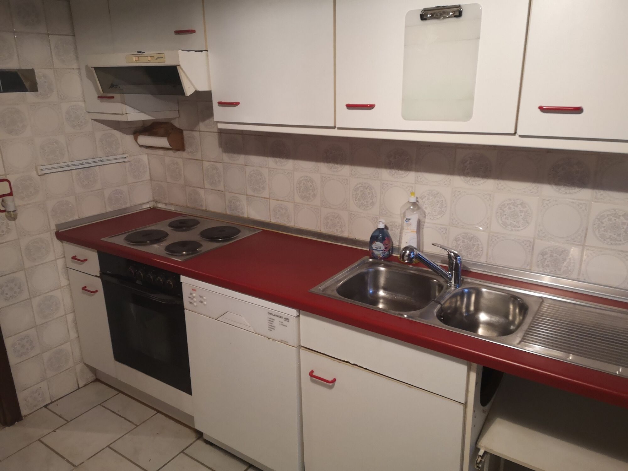 Große voll ausgestattete Küche mit Geschirrspüler Große voll ausgestattete Küche mit Geschirrspüler