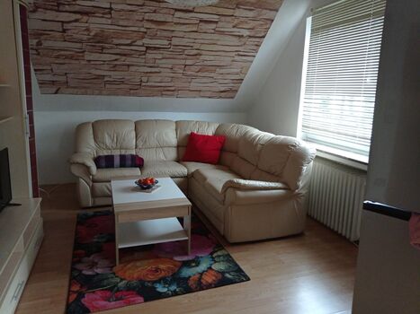 Großes Wohnzimmer mit Fernseher und Tisch mit Stühlen Großes Wohnzimmer mit Fernseher und Tisch mit Stühlen