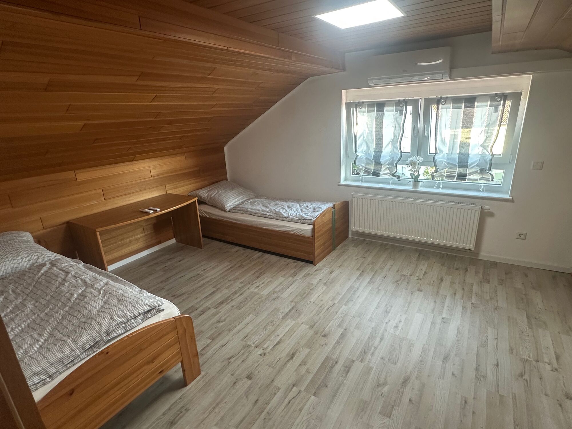Geräumiges Schlafzimmer mit zwei Einzelbetten und großem Einbauschrank. Geräumiges Schlafzimmer mit zwei Einzelbetten und großem Einbauschrank.