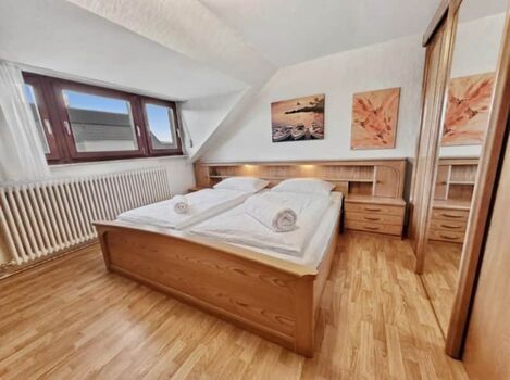 Viel Platz zum Träumen: Kingsize-Bett (2x2m) in deiner Trierer Ferienwohnung. Viel Platz zum Träumen: Kingsize-Bett (2x2m) in deiner Trierer Ferienwohnung.