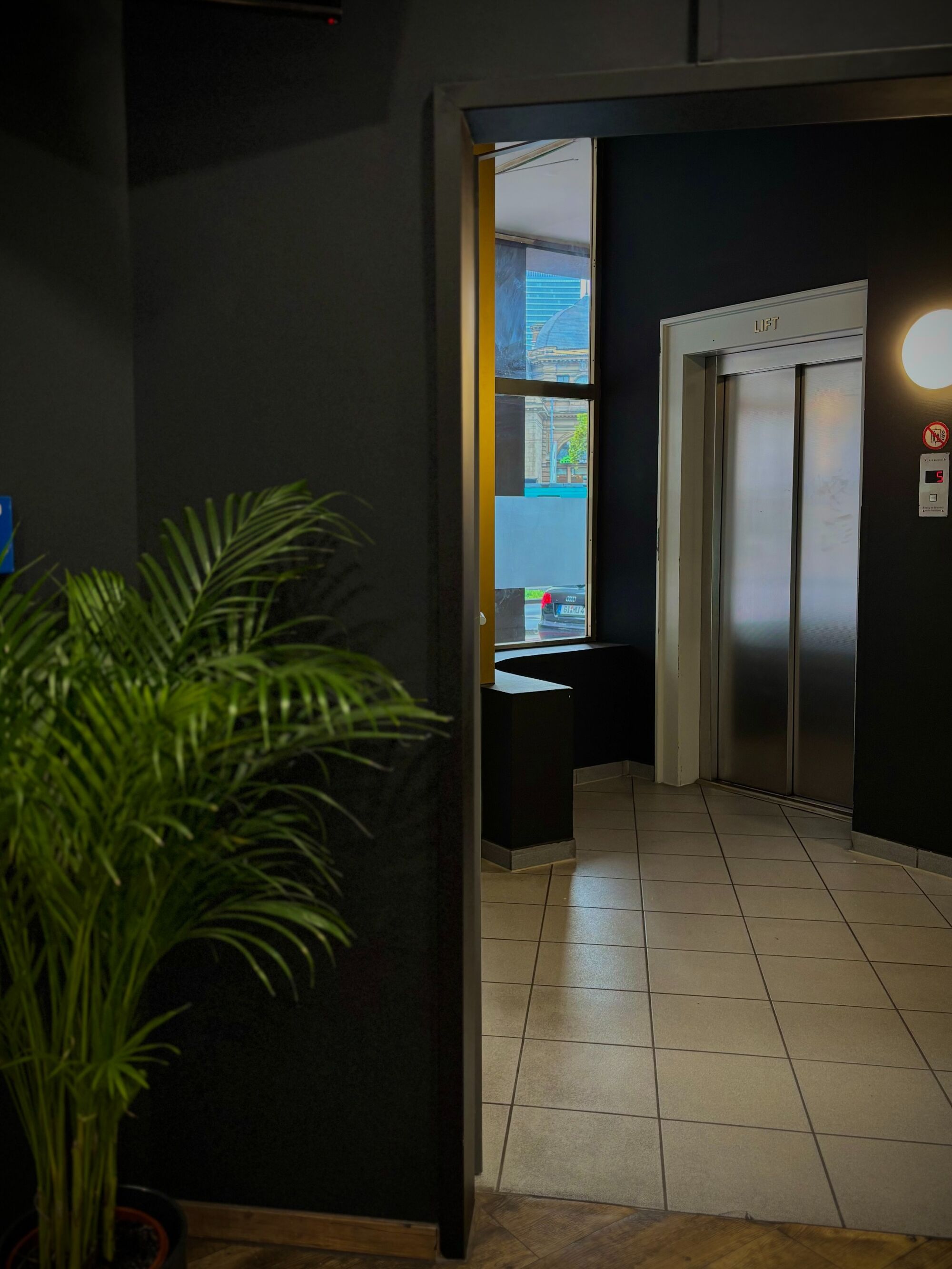 Flur + Aufzug Flur + Aufzug