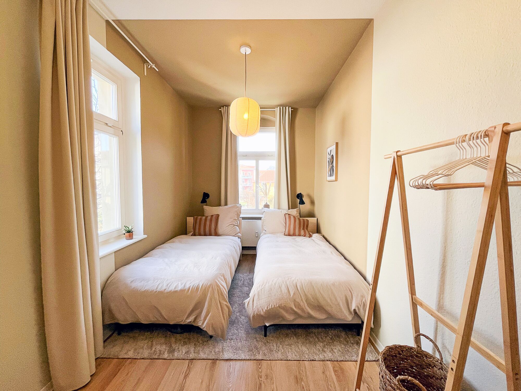 Schlafzimmer 2 inkl. Bettwäsche - Die Betten können in allen 3 Räumen flexibel zu Doppel- oder Einzelbetten gestellt werden Schlafzimmer 2 inkl. Bettwäsche - Die Betten können in allen 3 Räumen flexibel zu Doppel- oder Einzelbetten gestellt werden