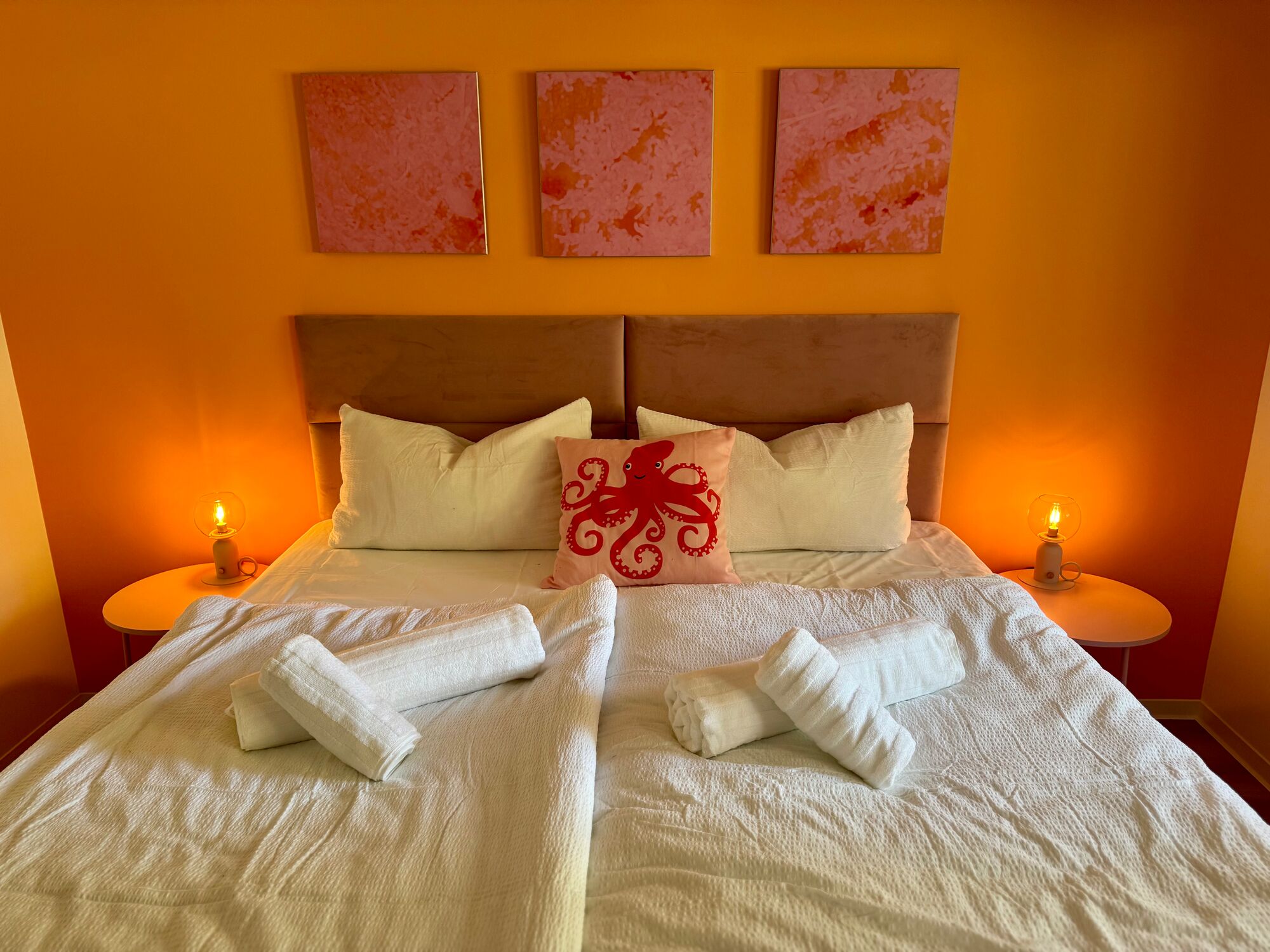 Zimmer mit Doppelbett (180x200 cm) Zimmer mit Doppelbett (180x200 cm)