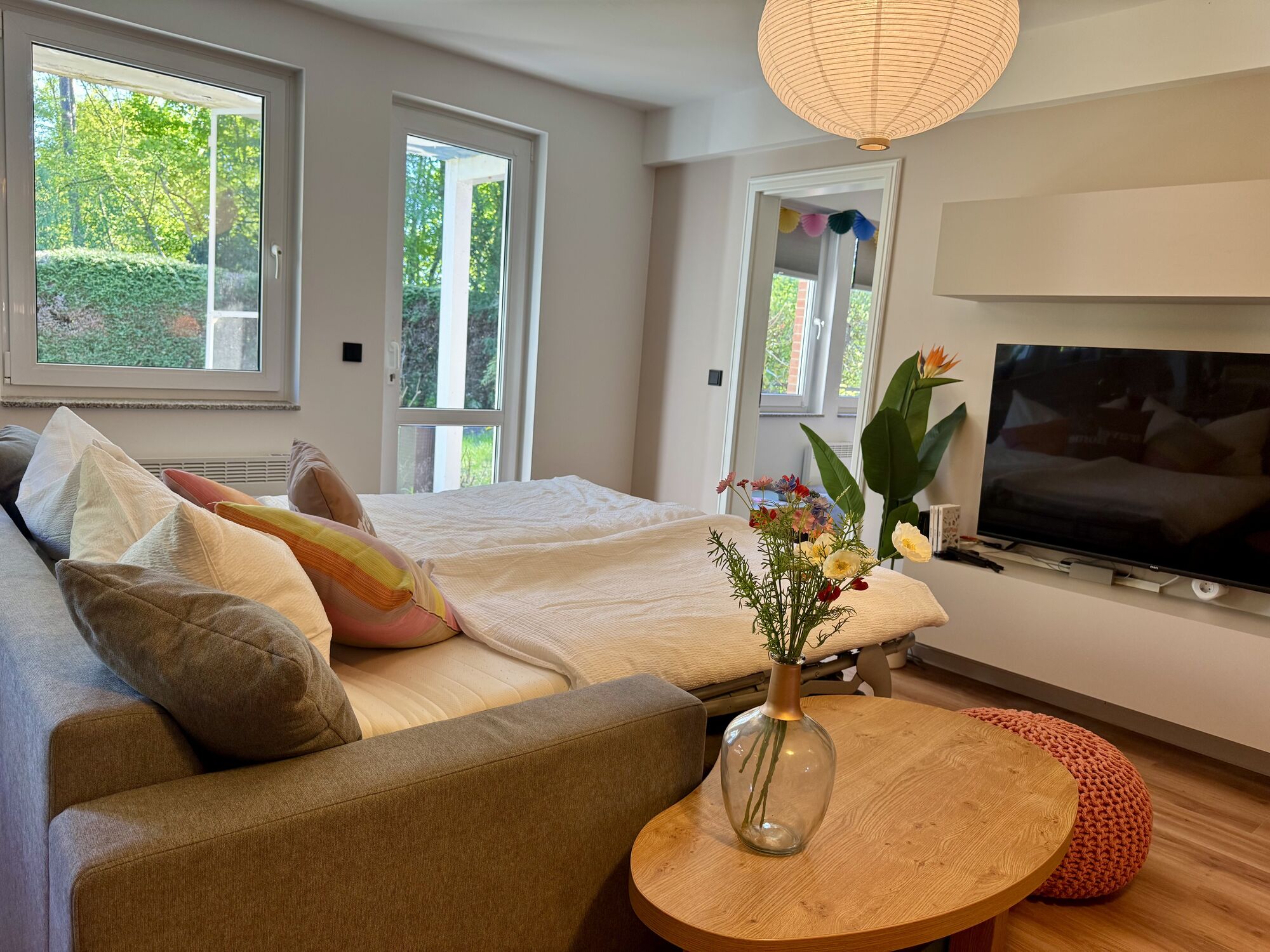 Wohnzimmer mit bequemer Schlafcouch Wohnzimmer mit bequemer Schlafcouch