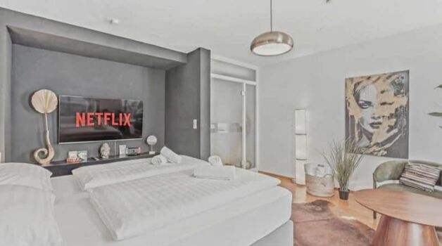 Schlafzimmer mit Netflix – ankommen und abschalten nach dem Einsatz Schlafzimmer mit Netflix – ankommen und abschalten nach dem Einsatz