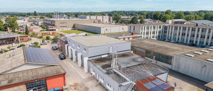 Luftbild Hofseite mit Parkplätzen für LKW und Transporter Luftbild Hofseite mit Parkplätzen für LKW und Transporter
