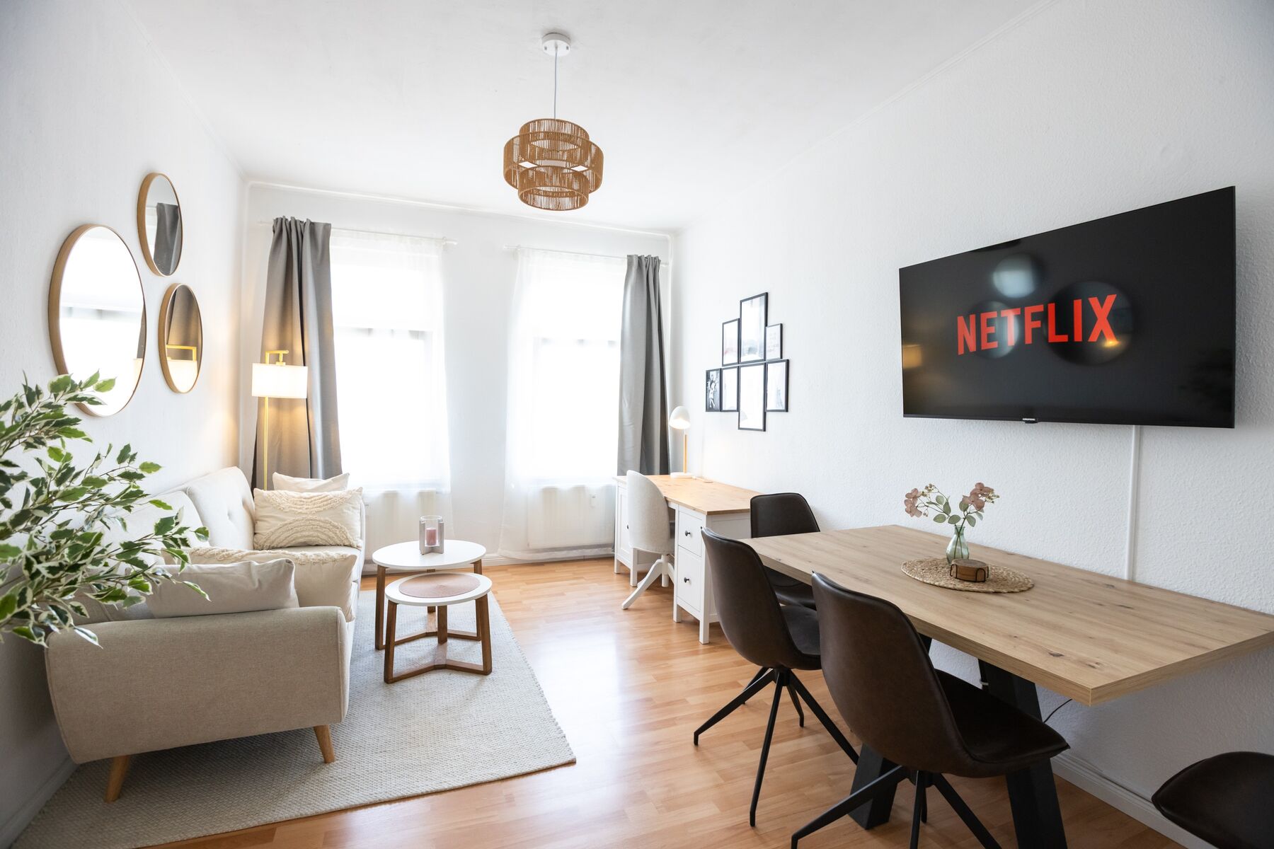 Die Wohnung ist lichtdurchflutet, freundlich eingerichtet und verfügt über zwei Schlafzimmer mit hochwertigen Boxspringbetten, voll ausgestatteter Küche und einem modernen Badezimmer. Ein Echtholzparkettboden sorgt für ein angenehmes Wohngefühl. Handtücher, Bettwäsche und alle wichtigen Alltagsutensilien sind inklusive. Highspeed-WLAN, Smart-TVs mit Netflix sowie Schreibtische fürs Homeoffice runden das Angebot ab. Die Wohnung ist lichtdurchflutet, freundlich eingerichtet und verfügt über zwei Schlafzimmer mit hochwertigen Boxspringbetten, voll ausgestatteter Küche und einem modernen Badezimmer. Ein Echtholzparkettboden sorgt für ein angenehmes Wohngefühl. Handtücher, Bettwäsche und alle wichtigen Alltagsutensilien sind inklusive. Highspeed-WLAN, Smart-TVs mit Netflix sowie Schreibtische fürs Homeoffice runden das Angebot ab.