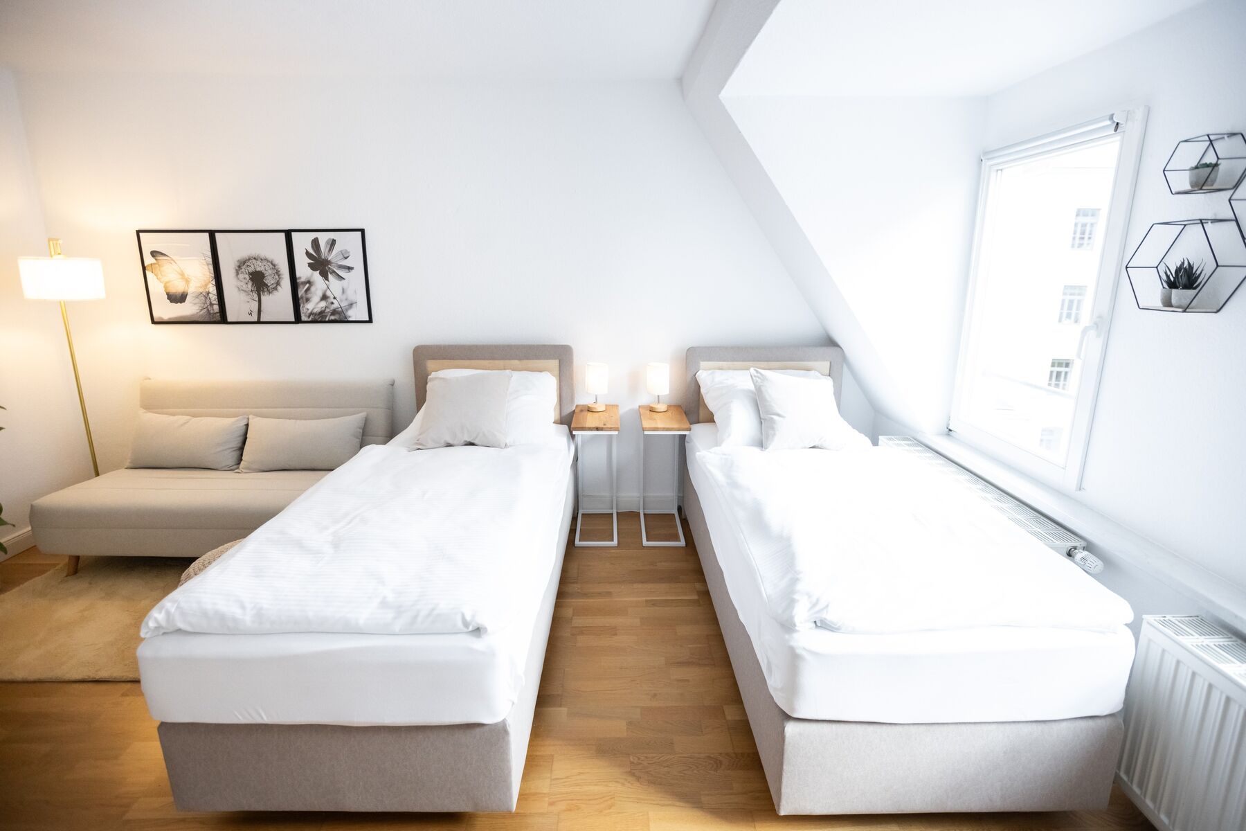 Ideal für Teams: mehrere Einzelbetten in getrennten Schlafzimmern. Ideal für Teams: mehrere Einzelbetten in getrennten Schlafzimmern.