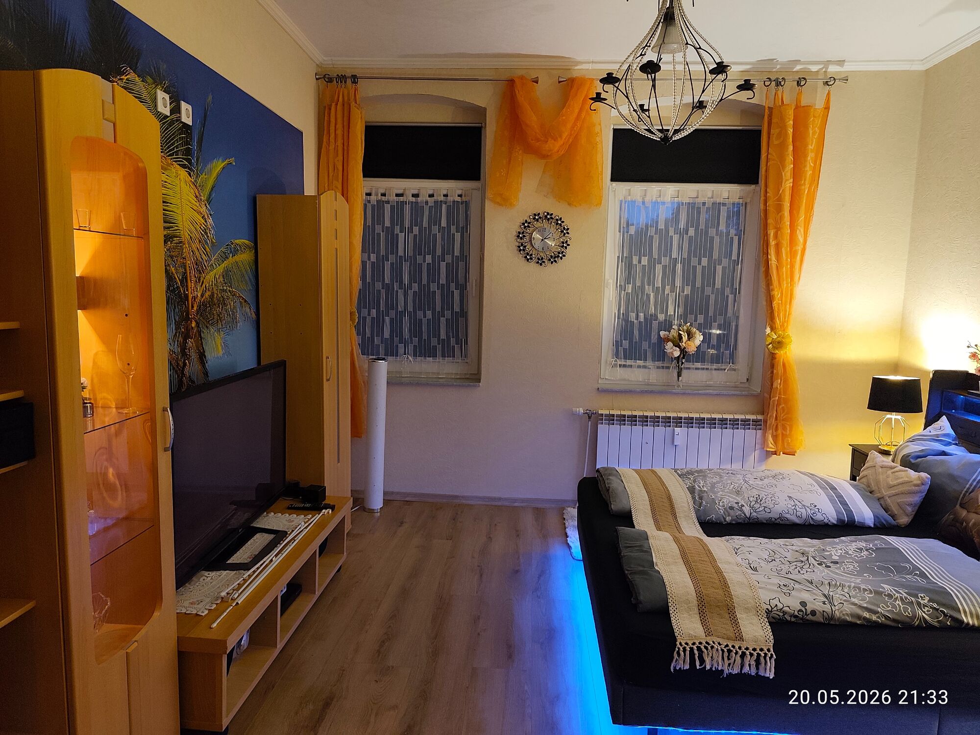 Schlafzimmer 1 mit einem Doppelbett, Smart-TV und Sitzgelegenheit Schlafzimmer 1 mit einem Doppelbett, Smart-TV und Sitzgelegenheit