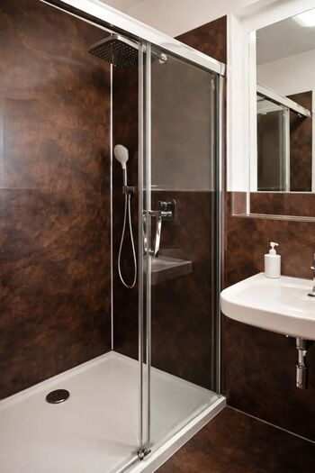 Badezimmer mit Dusche und WC Badezimmer mit Dusche und WC