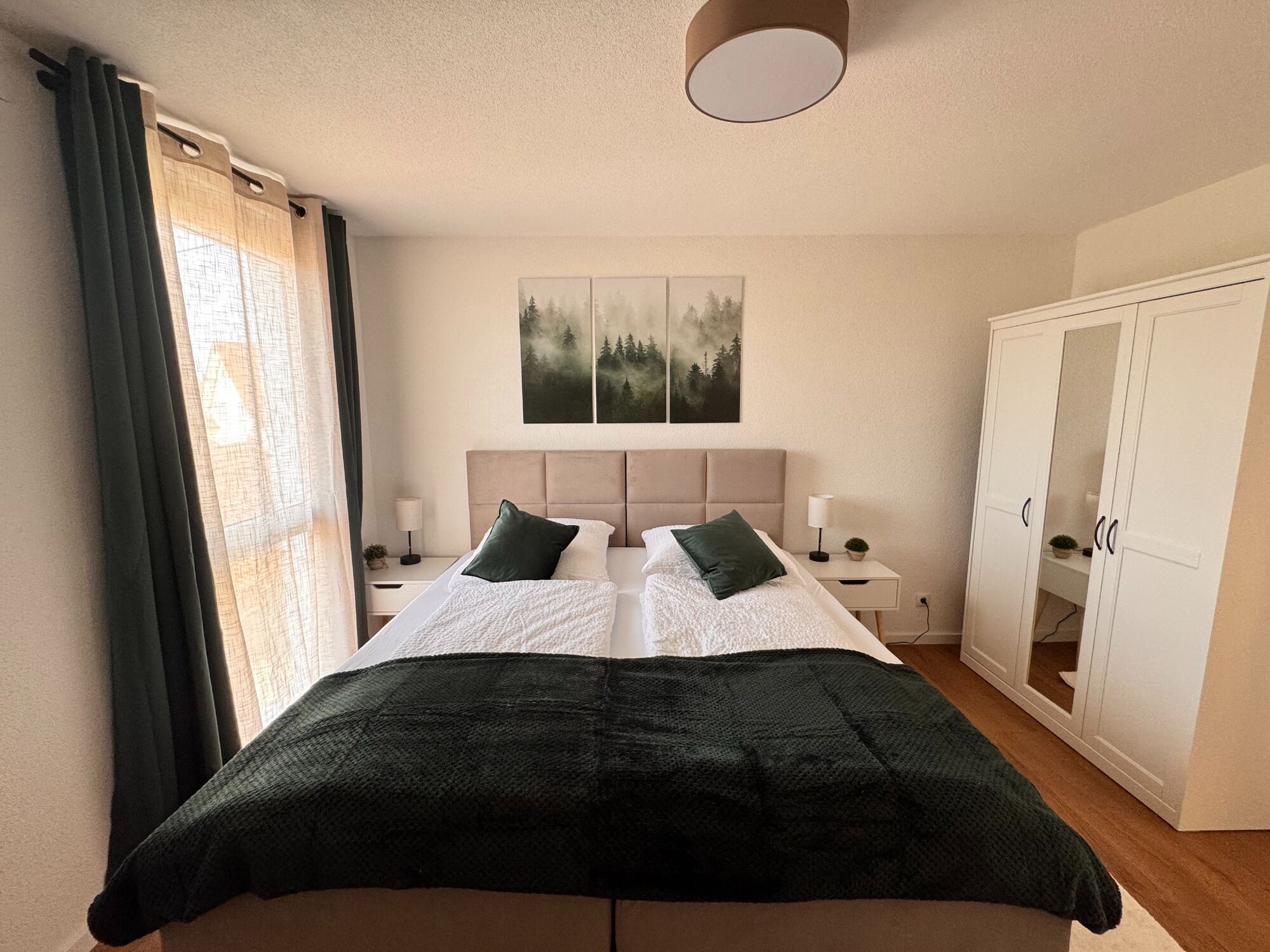 Das sind zwei Einzelbetten mit jeweils 90x200. Lassen sich also leicht trennen. Das sind zwei Einzelbetten mit jeweils 90x200. Lassen sich also leicht trennen.