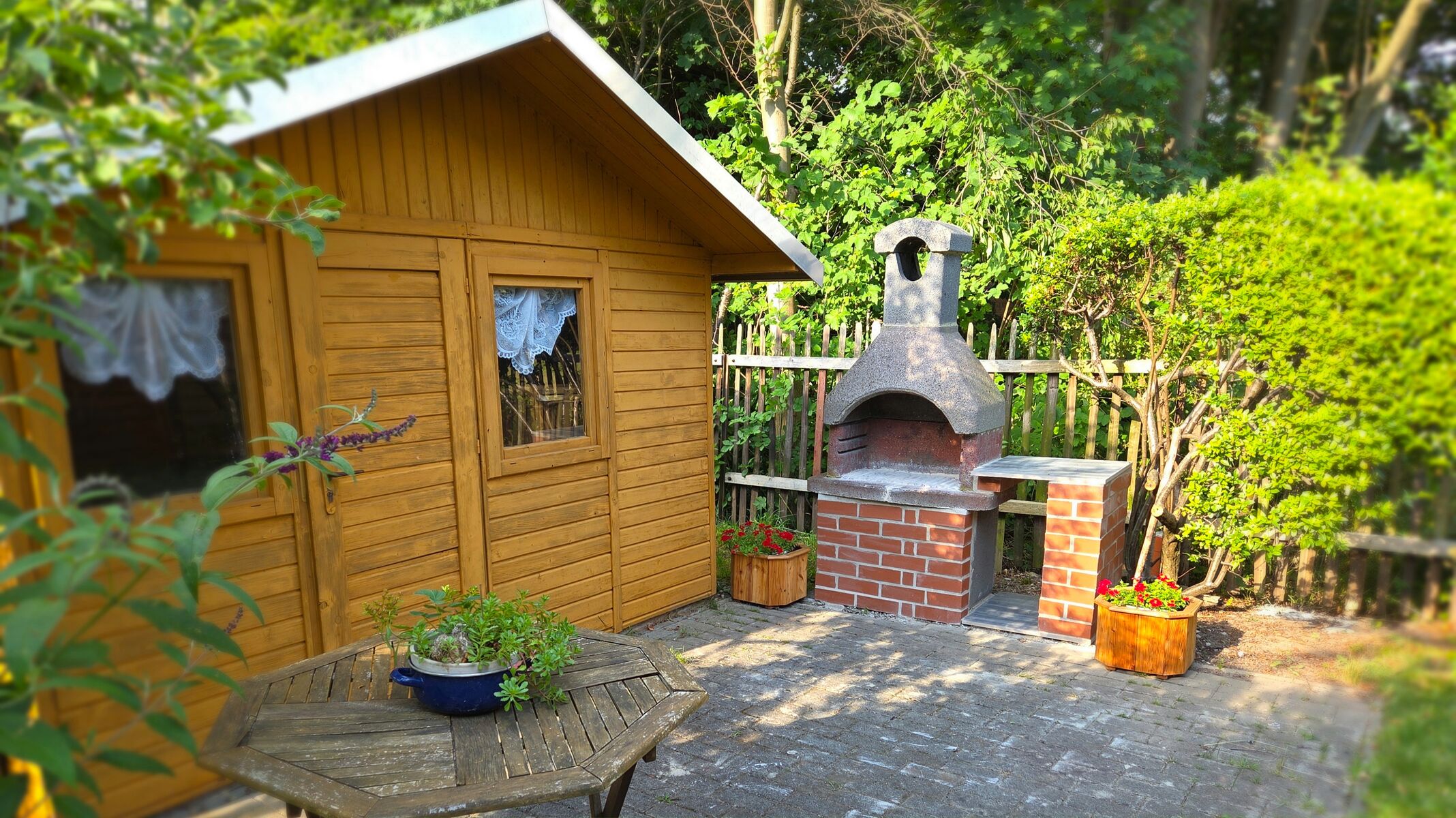 Gartenhäuschen zum Verweilen mit Grillmöglichkeit Gartenhäuschen zum Verweilen mit Grillmöglichkeit