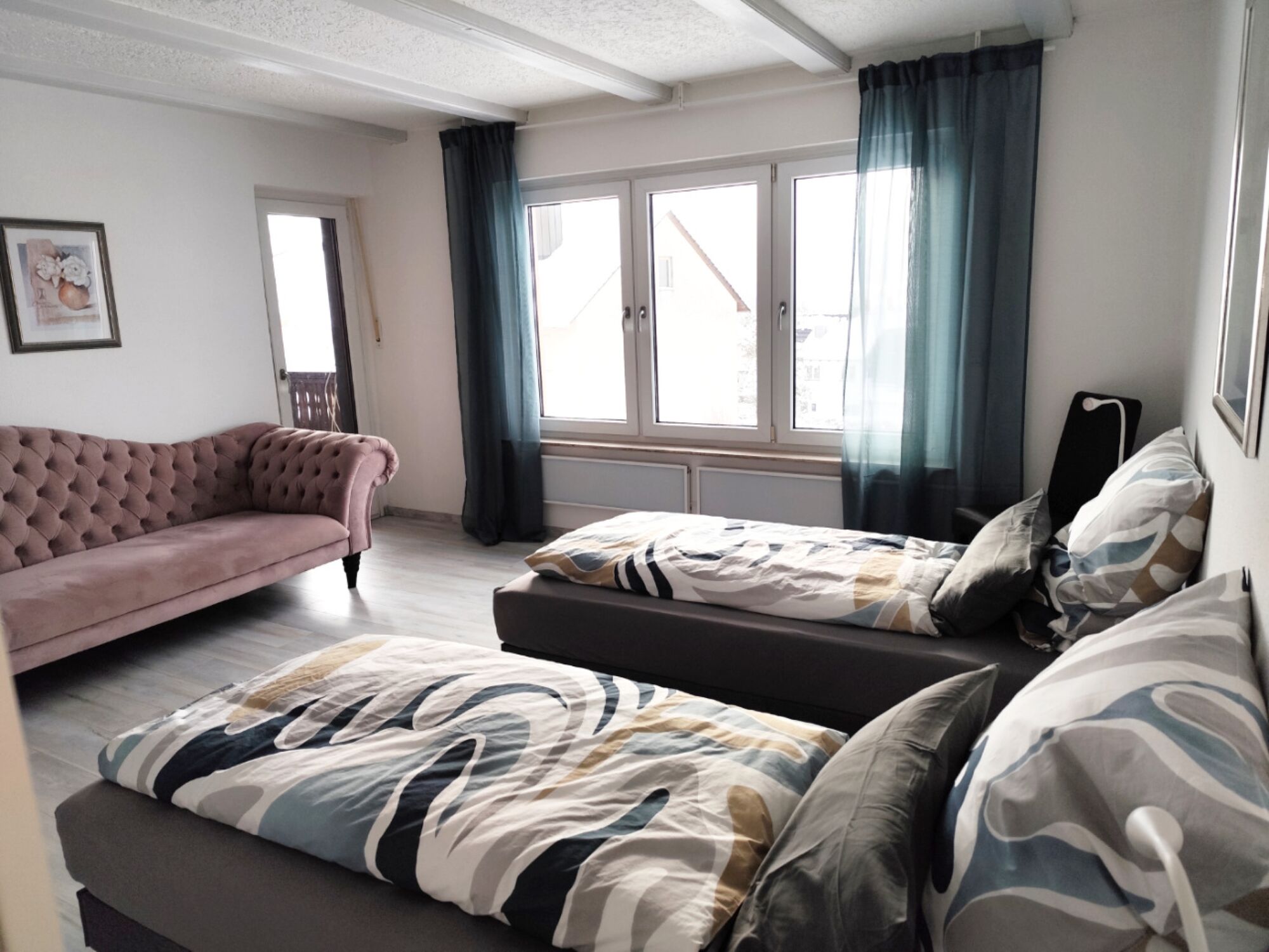Zweibettzimmer mit Couch und Zugang zum Balkon Zweibettzimmer mit Couch und Zugang zum Balkon