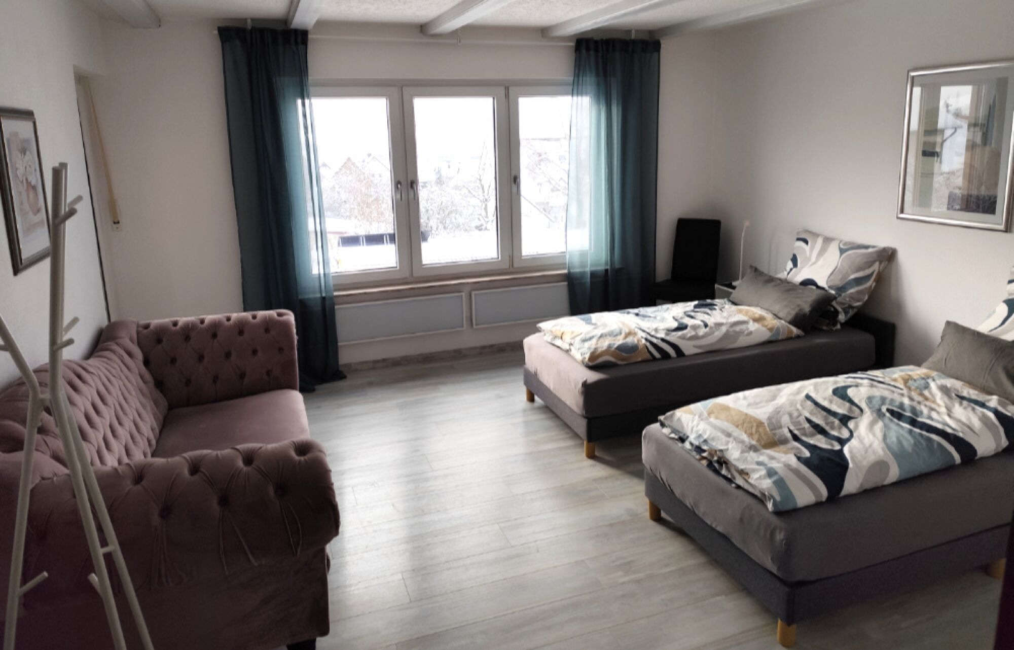 Zweibettzimmer mit Couch und Zugang Balkon Zweibettzimmer mit Couch und Zugang Balkon