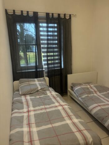 Monteurunterkunft / Beherbergung – Komplett ausgestattete Einheit für bis zu 8 Personen Wir bieten eine vollständig ausgestattete Beherbergung in Form einer abgeschlossenen Wohneinheit – ideal für Monteure, Firmen und Geschäftsreisende mit bis zu 8 Personen. Die Unterkunft verfügt über mehrere Zimmer, die flexibel als Einzel- oder Doppelzimmer gebucht werden können. Alle Schlafplätze sind mit komfortablen Einzelbetten ausgestattet und sorgen für erholsamen Schlaf. Zur Ausstattung gehören: • Voll ausgestattete Küche mit allen notwendigen Geräten und Utensilien • 1 Badezimmer • WLAN • Waschmaschine & Trockner • Ausreichend Stauraum Die Beherbergung ist gepflegt, funktional eingerichtet und optimal für kurz- sowie langfristige Aufenthalte geeignet. Highlights: • Abgeschlossene Wohneinheit • Platz für bis zu 8 Personen • Einzel- und Doppelzimmer buchbar • Ausschließlich Einzelbetten • Ideal für Monteure und Firmen Wir freuen uns auf Ihre Anfrage! Monteurunterkunft / Beherbergung – Komplett ausgestattete Einheit für bis zu 8 Personen Wir bieten eine vollständig ausgestattete Beherbergung in Form einer abgeschlossenen Wohneinheit – ideal für Monteure, Firmen und Geschäftsreisende mit bis zu 8 Personen. Die Unterkunft verfügt über mehrere Zimmer, die flexibel als Einzel- oder Doppelzimmer gebucht werden können. Alle Schlafplätze sind mit komfortablen Einzelbetten ausgestattet und sorgen für erholsamen Schlaf. Zur Ausstattung gehören: • Voll ausgestattete Küche mit allen notwendigen Geräten und Utensilien • 1 Badezimmer • WLAN • Waschmaschine & Trockner • Ausreichend Stauraum Die Beherbergung ist gepflegt, funktional eingerichtet und optimal für kurz- sowie langfristige Aufenthalte geeignet. Highlights: • Abgeschlossene Wohneinheit • Platz für bis zu 8 Personen • Einzel- und Doppelzimmer buchbar • Ausschließlich Einzelbetten • Ideal für Monteure und Firmen Wir freuen uns auf Ihre Anfrage!