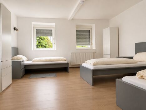 geräumiges Dreibettzimmer geräumiges Dreibettzimmer