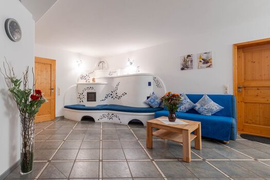 Gemütlicher Kachelofen mit Schlafsofa Attelblick EG Gemütlicher Kachelofen mit Schlafsofa Attelblick EG