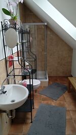 Bad 3 mit Dusche, WC und Waschbecken Bad 3 mit Dusche, WC und Waschbecken