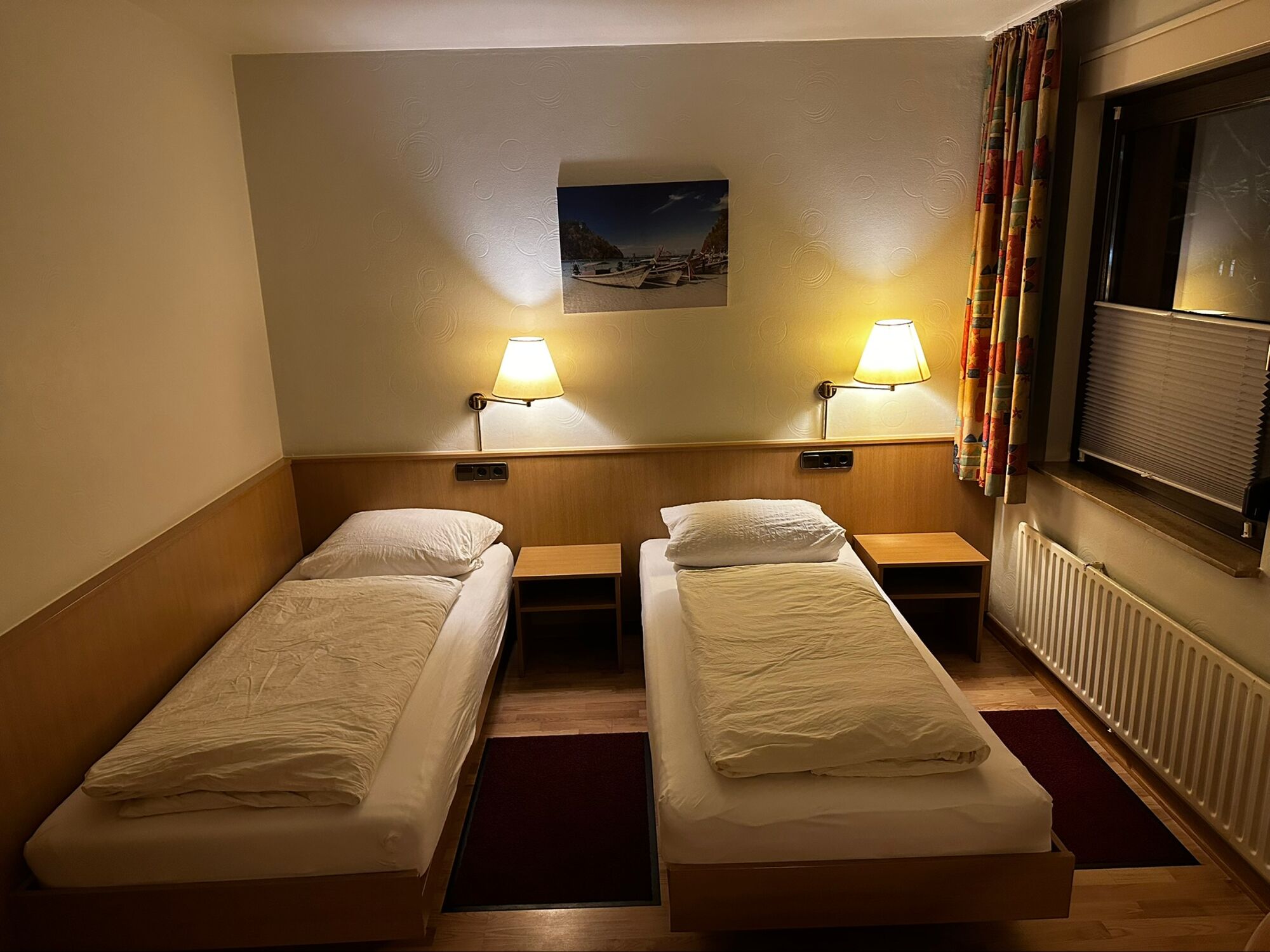 Doppelzimmer mit Bad und WC Doppelzimmer mit Bad und WC