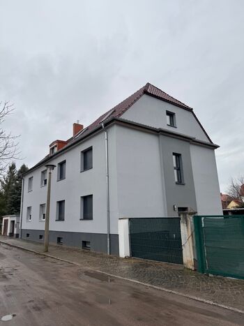 Blick von außen, Pflaster und Tor in Arbeit. Blick von außen, Pflaster und Tor in Arbeit.