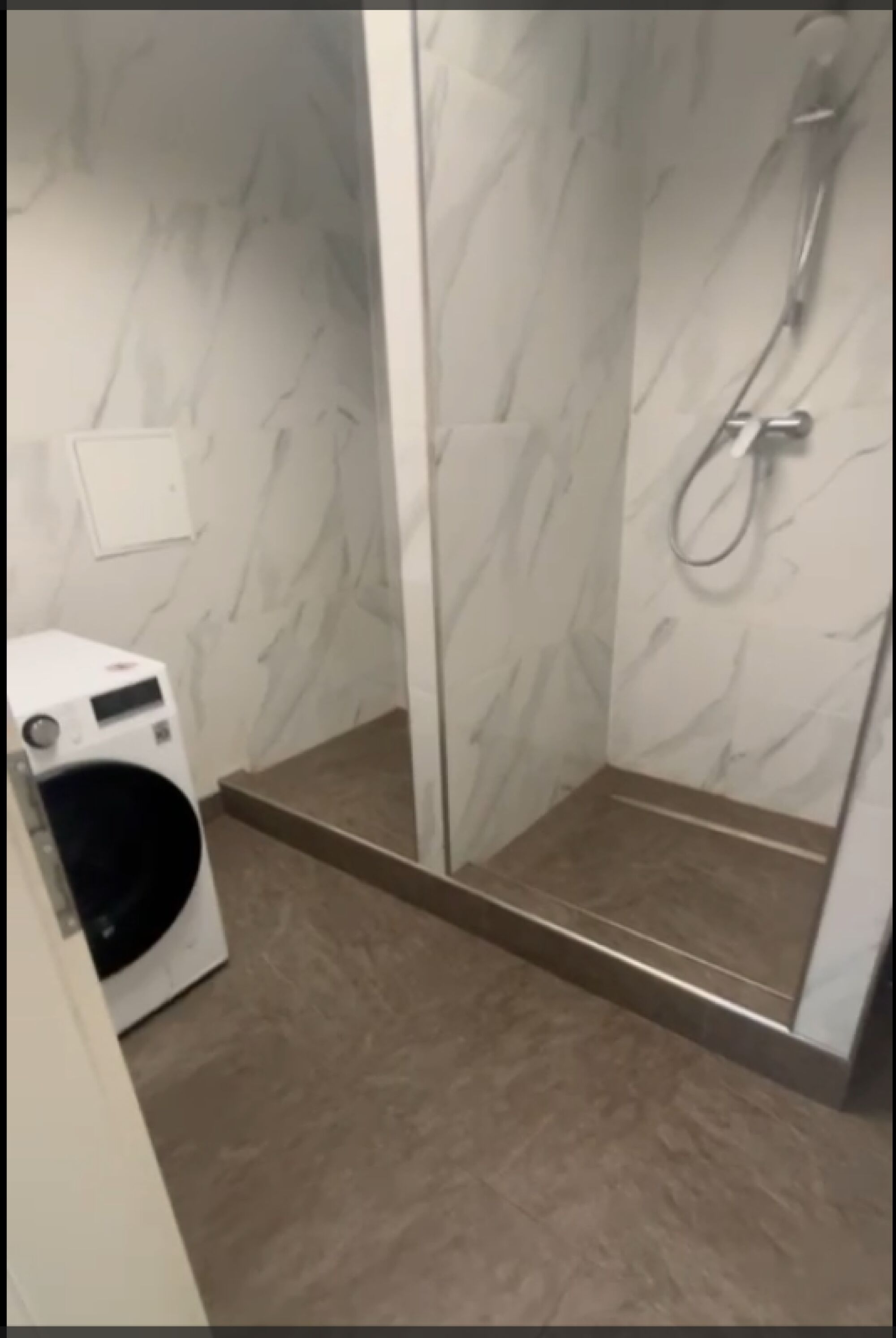 Beispiel einer Dusche, einer der Wohnungen Beispiel einer Dusche, einer der Wohnungen