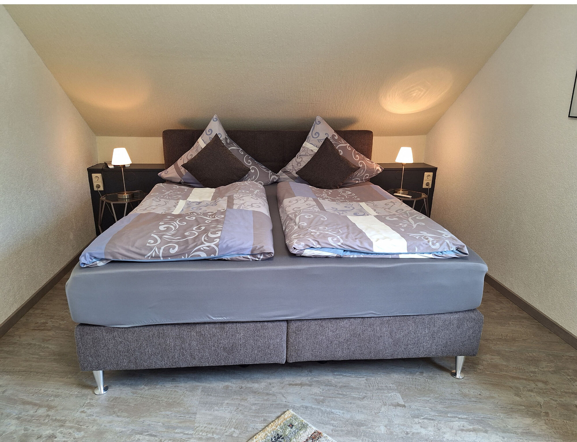 Schlafzimmer mit Boxspringbett Schlafzimmer mit Boxspringbett