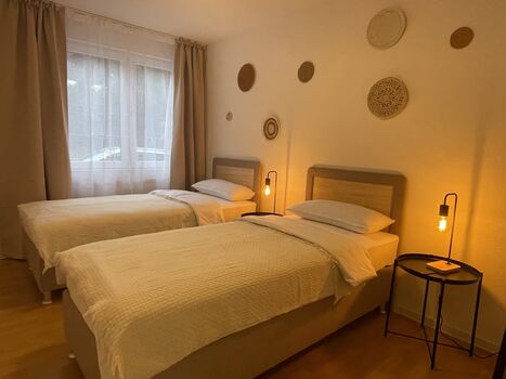 Schlafzimmer 1: Die hochwertigen Boxspringbetten können einzeln oder als Doppelbett gestellt werden. Schlafzimmer 1: Die hochwertigen Boxspringbetten können einzeln oder als Doppelbett gestellt werden.