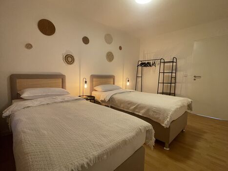 Schlafzimmer 1: Die hochwertigen Boxspringbetten können einzeln oder als Doppelbett gestellt werden. Schlafzimmer 1: Die hochwertigen Boxspringbetten können einzeln oder als Doppelbett gestellt werden.