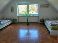 Schlafzimmer 2 mit 2 Einzelbetten und Schlafsessel Schlafzimmer 2 mit 2 Einzelbetten und Schlafsessel