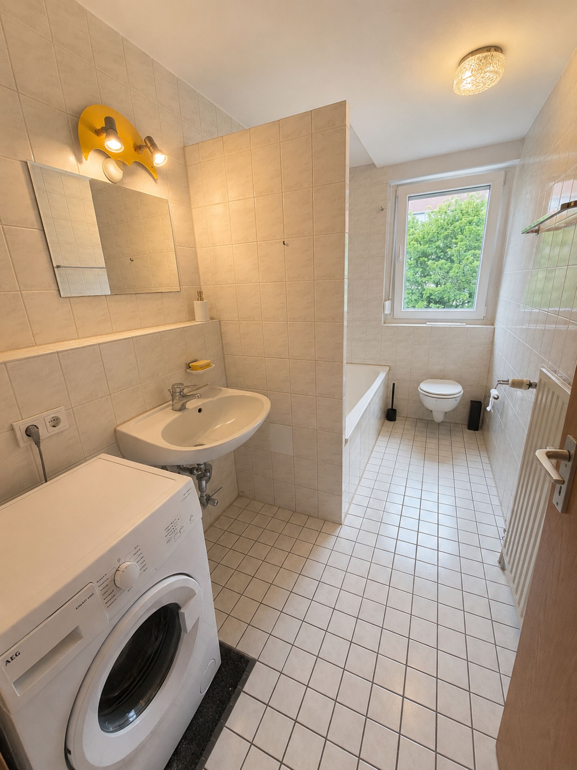 Bad mit Badewanne und Waschmaschine Bad mit Badewanne und Waschmaschine