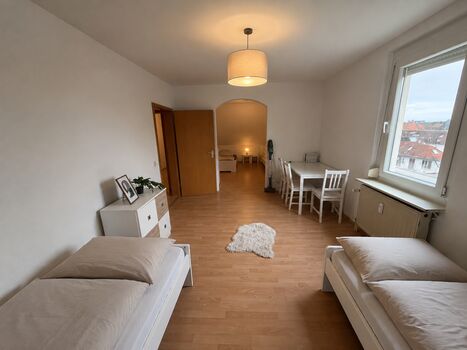 Blick aus Wohnzimmer/Schlafzimmer zu Zimmer 4 Blick aus Wohnzimmer/Schlafzimmer zu Zimmer 4