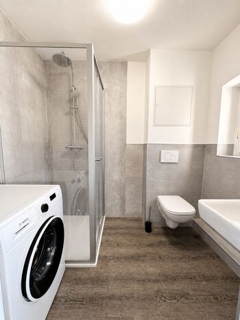 Duschbad mit WC und Waschmaschine – Hoyerswerda, Dresdener Straße Duschbad mit WC und Waschmaschine – Hoyerswerda, Dresdener Straße