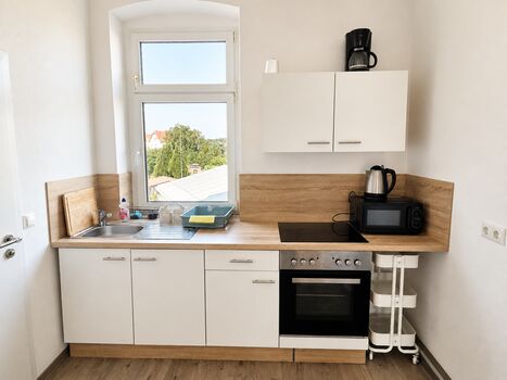 Küche mit Herd, Backofen und Mikrowelle – Hoyerswerda, Dresdener Straße Küche mit Herd, Backofen und Mikrowelle – Hoyerswerda, Dresdener Straße