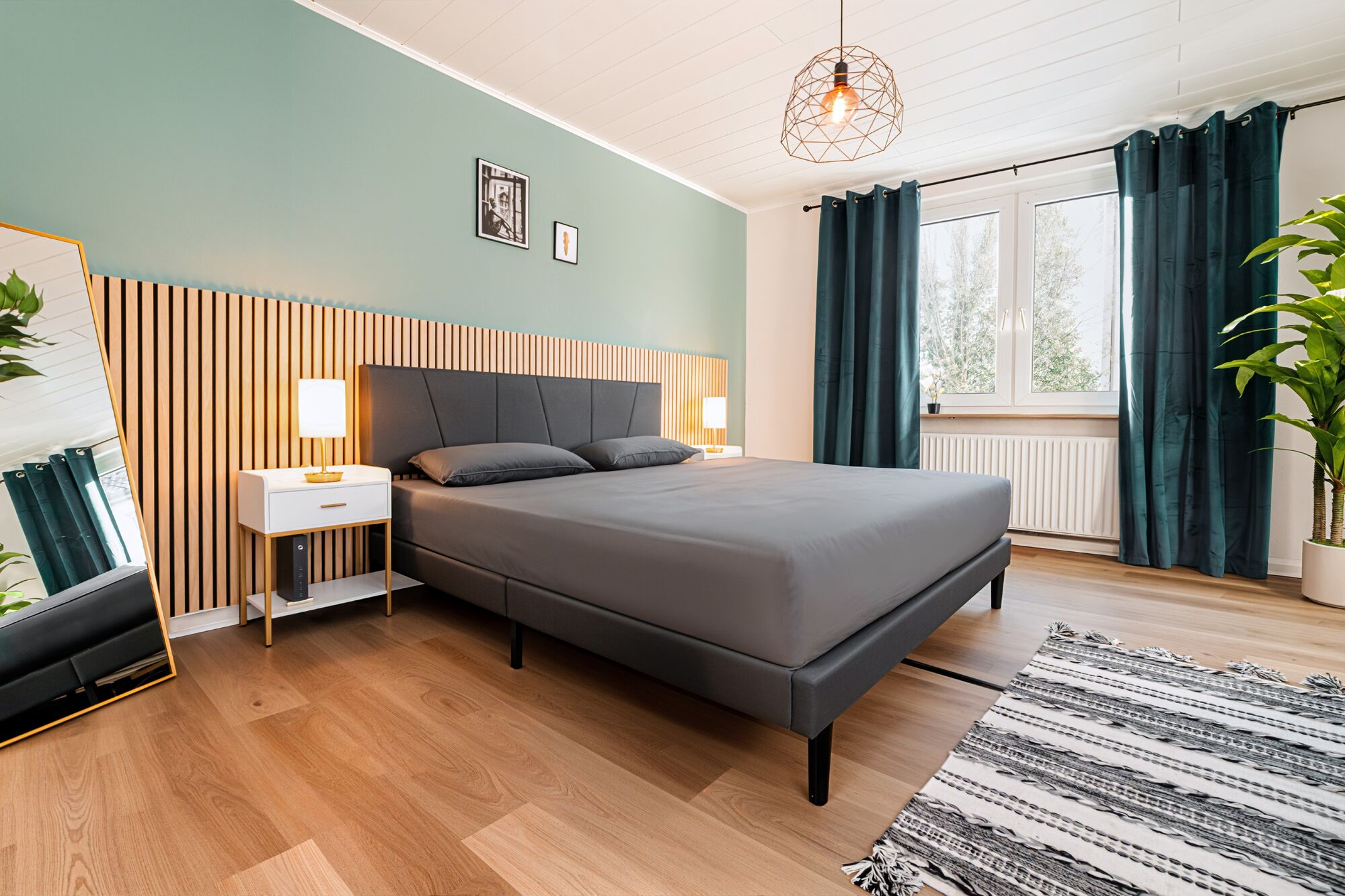 Modernes Schlafzimmer mit komfortablem Doppelbett Modernes Schlafzimmer mit komfortablem Doppelbett