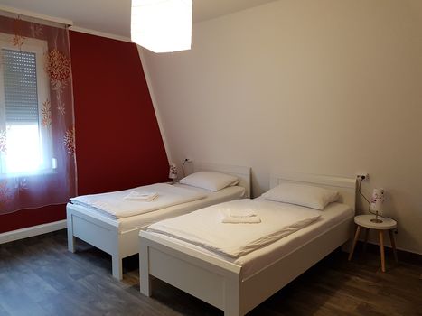 DZ mit Etagendusche und getrennten Betten (Waschecke in jedem Zimmer mit Etagendusche vorhanden) DZ mit Etagendusche und getrennten Betten (Waschecke in jedem Zimmer mit Etagendusche vorhanden)