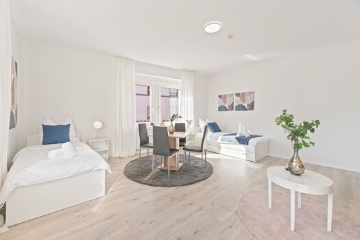 4-Zimmer-Wohnung: Zimmer 1 - Helles Zweibettzimmer mit zwei Einzelbetten. Ausgestattet mit 40 Zoll Smart-TV, Sofa und Sitzbereich mit Tisch. Viel Tageslicht. 4-Zimmer-Wohnung: Zimmer 1 - Helles Zweibettzimmer mit zwei Einzelbetten. Ausgestattet mit 40 Zoll Smart-TV, Sofa und Sitzbereich mit Tisch. Viel Tageslicht.