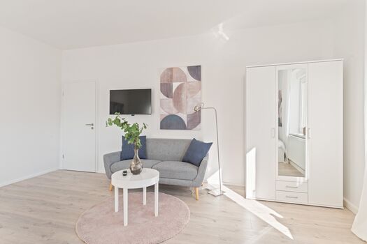 4-Zimmer-Wohnung: Zimmer - 1 Helles Zweibettzimmer mit zwei Einzelbetten. Ausgestattet mit 40 Zoll Smart-TV, Sofa und Sitzbereich mit Tisch. Viel Tageslicht. 4-Zimmer-Wohnung: Zimmer - 1 Helles Zweibettzimmer mit zwei Einzelbetten. Ausgestattet mit 40 Zoll Smart-TV, Sofa und Sitzbereich mit Tisch. Viel Tageslicht.