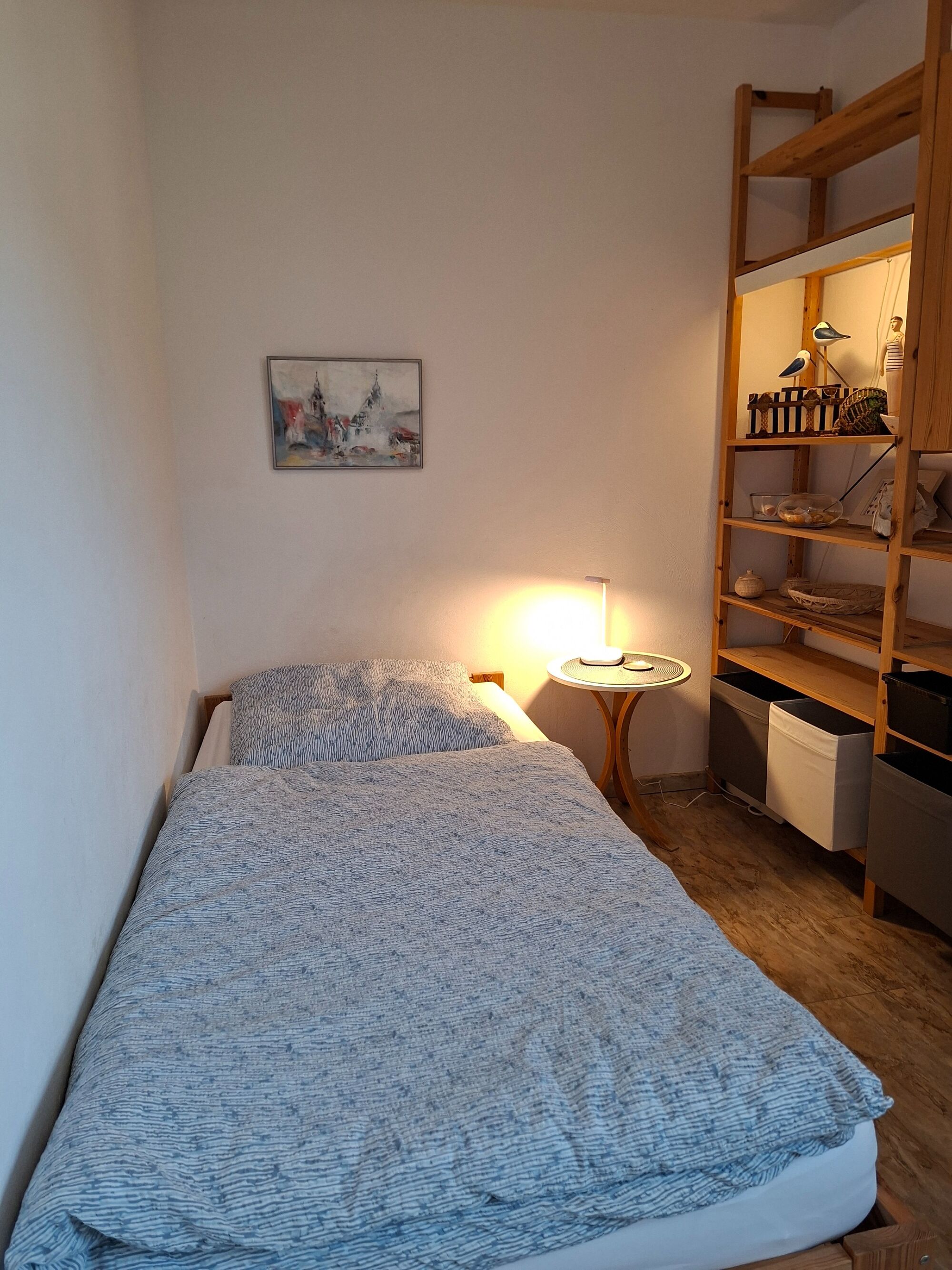 Kleines Schlafzimmer mit Einzelbett, Schreibtisch und Klappsessel Kleines Schlafzimmer mit Einzelbett, Schreibtisch und Klappsessel