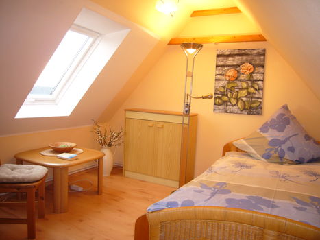 Einzelzimmer 1,8x2m Bett Einzelzimmer 1,8x2m Bett