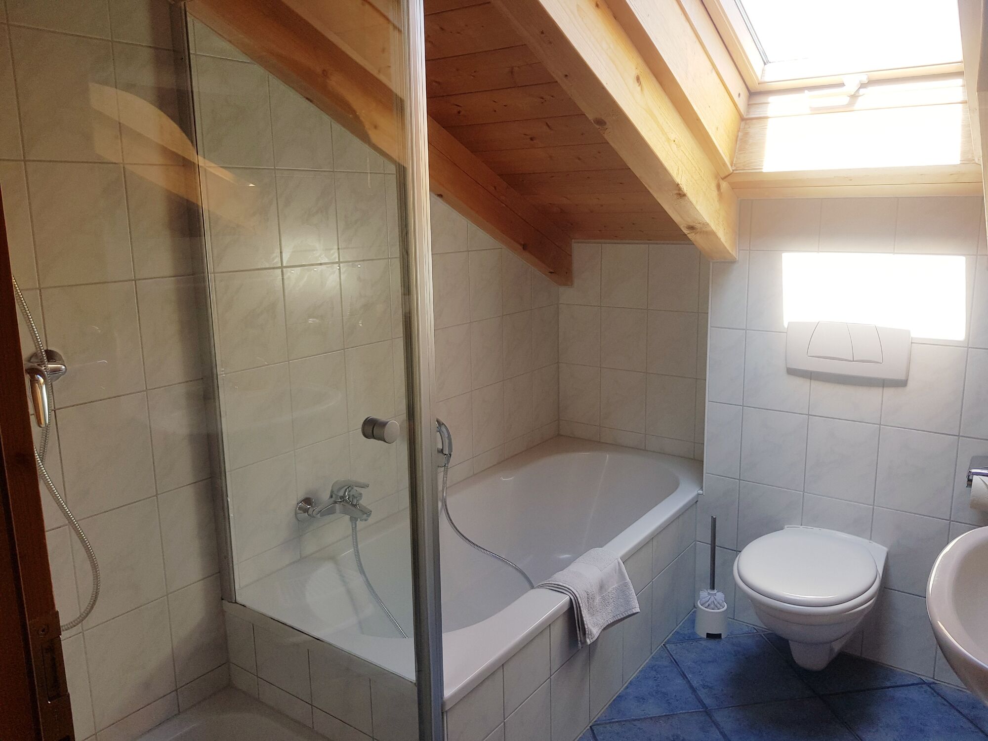 Bad mit Dusche und Badewanne Bad mit Dusche und Badewanne