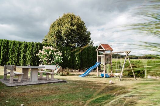 Spielplatz und weitere Sitzplätze.
