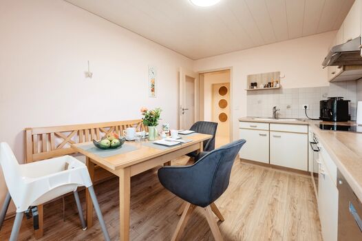 Küche mit sämtlichem Geschirr, Microwelle, Kaffeeautomat, Kühlschrank mit Gefrierfach, Herd mit Backrohr!