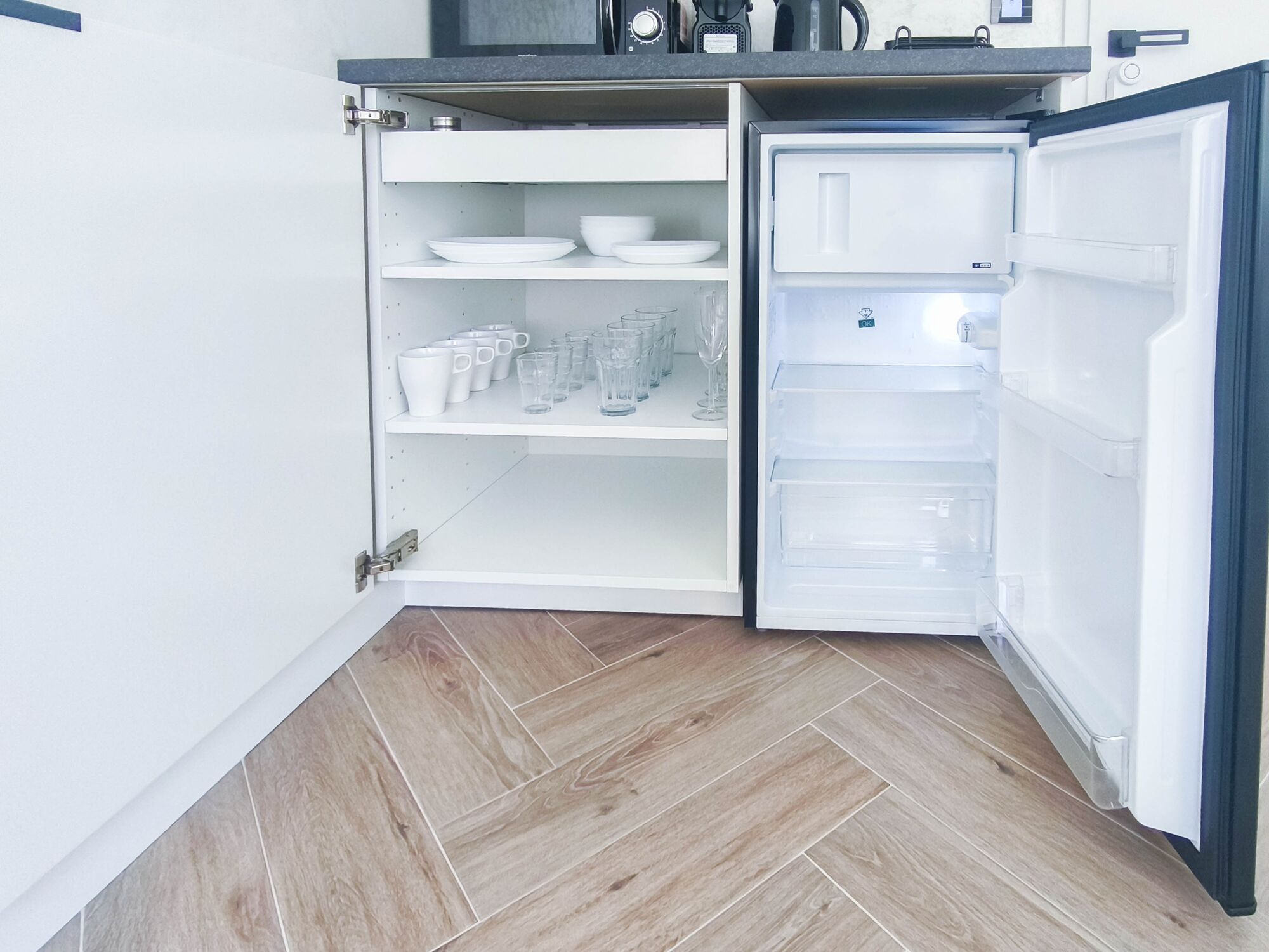 Eigener Kühlschrank, Mikrowelle, Kaffeemaschine, Wasserkocher / Own fridge, MW oven, coffee machine, kettle, CM