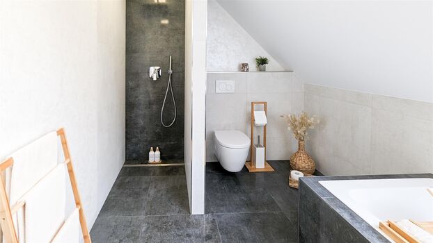 Gemeinschaftliches Badezimmer / Shared bathroom