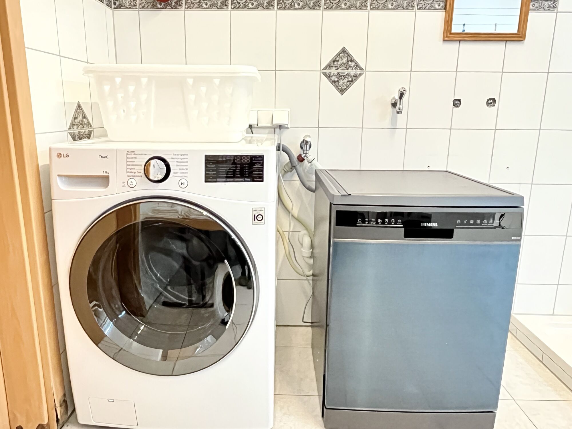zwei Waschmaschninen, Trockner, Spülmaschine